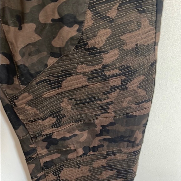 Men's Camouflage Jogger Pants - Picture 2 of 6